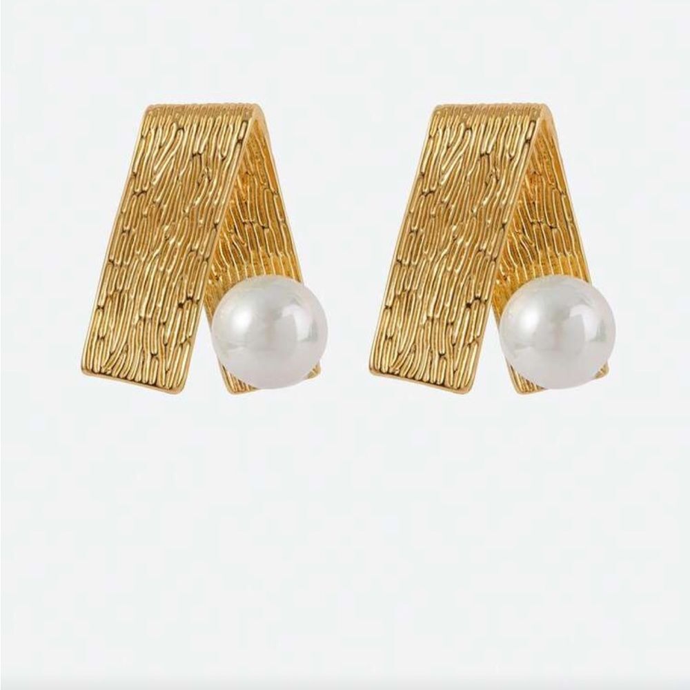 Elegant Gold and Pearl Earrings M609